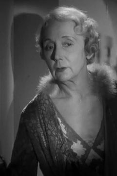 Helen Haye interpreta Mrs. Hepworth
