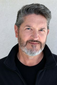 John Grabowska interpreta Reporter