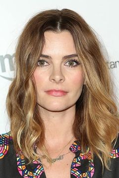 Kelly Oxford interpreta Annoyed Woman on Plane