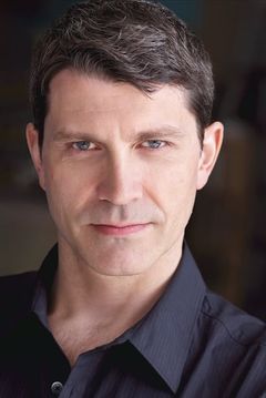 Paul Essiembre interpreta Joe Smith