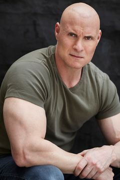 Jasson Finney interpreta Guard