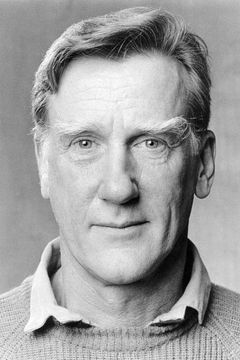 Donald Moffat interpreta Garry