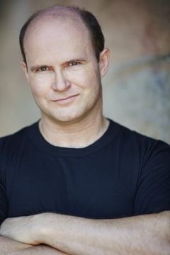 Andrew Thacher interpreta Policeman