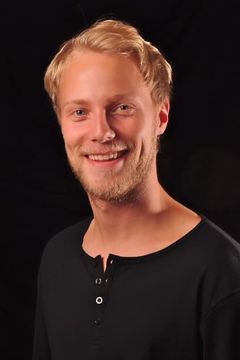 Henrik Bjelland interpreta Stian