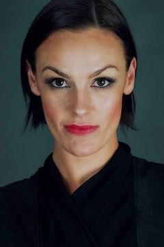 Cassandra Magrath interpreta Liz Hunter