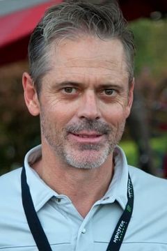 C. Thomas Howell interpreta Charlie DuPuis