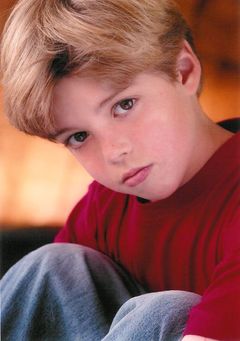 Bailey Hughes interpreta Young Kurt
