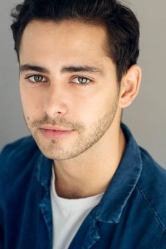 Joseph Nathan interpreta Zee