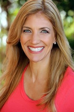 Amy Seddon Ebert interpreta Casino Patron (uncredited)