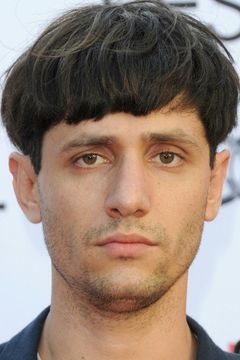 Agustín Toscano interpreta Empleado reptiliano