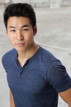 Michael Bow interpreta Glader