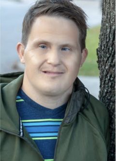 Evan George Vourazeris interpreta Tuck