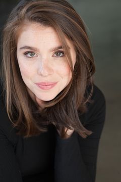 Carolyn Gilroy interpreta Jenny