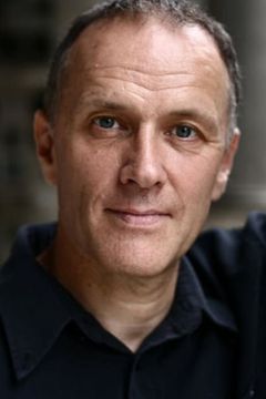 Martin Vaughan Lewis interpreta Clergé