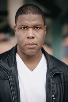 Derrick T. Lewis interpreta Pedestrian