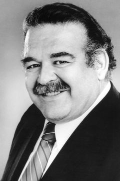 Ron Karabatsos interpreta Mike Best