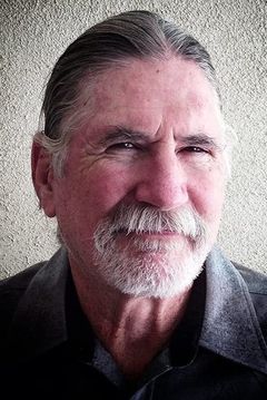 Mitch Carter interpreta Additional Voice (voice)