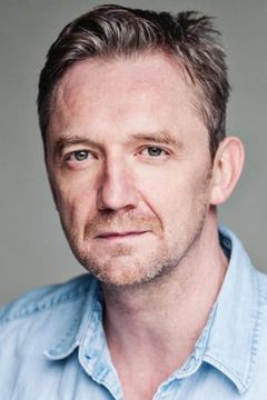 Colin Tierney interpreta Alf Lennon