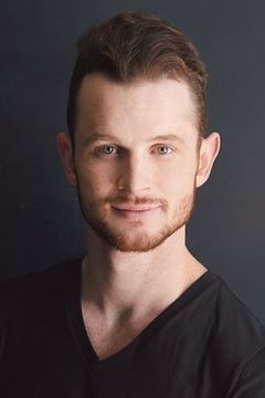 Charlie Benger interpreta Simon
