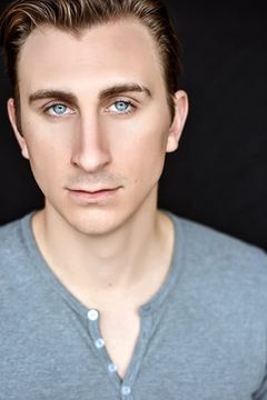 Aidan Kahn interpreta Josh Moss