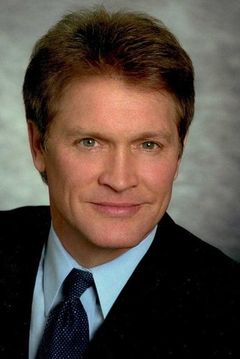 Andrew Stevens interpreta Paul McAnn
