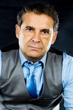 Tony Nixon interpreta George C. Nichopoulos (