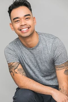 Joe Tuliao interpreta Dancer and Chorus Performer