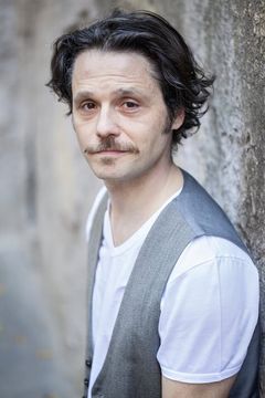 Angelo Pisani interpreta stilista