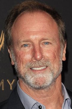 Louis Herthum interpreta City Attorney Stone