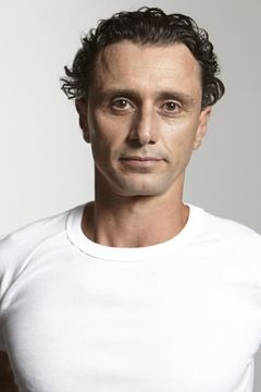 Steve Vella interpreta Malachi