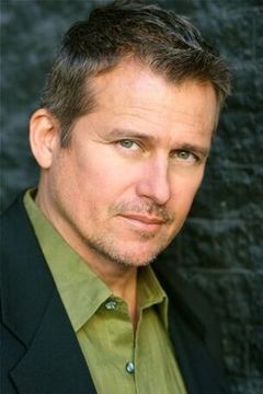 Tim Abell interpreta Army Intelligence Officer