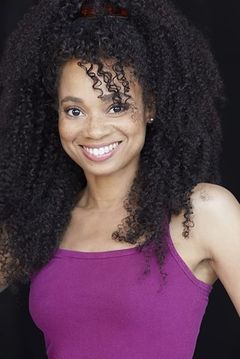Monica McSwain interpreta Junior Flight Attendant