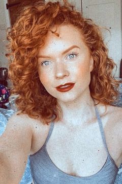 Holly Bluett interpreta Debutante