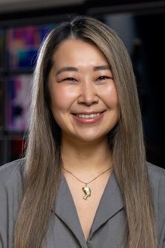 Maggie Kang interpreta Flight Attendant Demon / Crying Demon / Newscaster (voice)