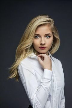 Jackie Evancho interpreta Isabel Grant