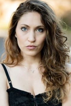 Alina Person interpreta Moglie Dejan