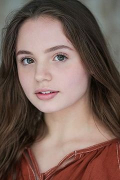 Connie Jenkins-Greig interpreta Lady Violet Bridgerton (Young)