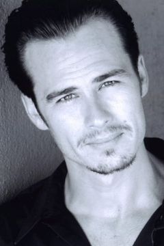 Liam Waite interpreta Young Carter