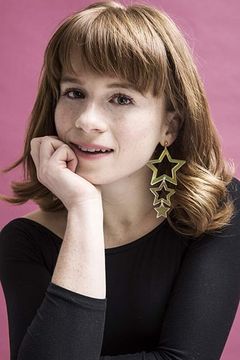 Juliet Brett interpreta Nicole Fosse