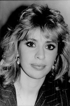 Alessandra Mussolini interpreta Fotomodella