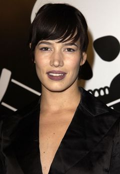 Stephanie Hodge interpreta Jill Mason
