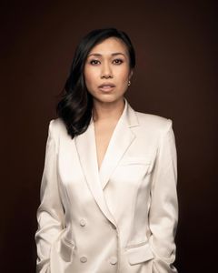 Angela Lin interpreta Susan Donnelly
