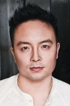Allen Keng interpreta Student in Drapes