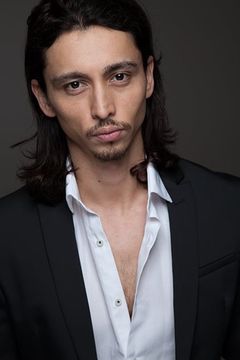 Julian Cihi interpreta Tim Kono