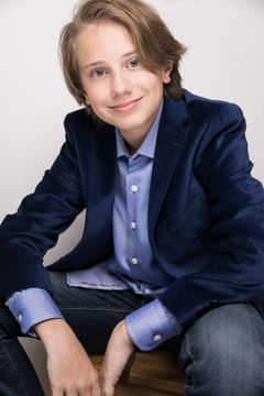 Robert Levey II interpreta Pool Party Guest (uncredited)