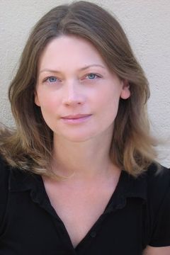 Sophie Ward interpreta Elizabeth Hardy
