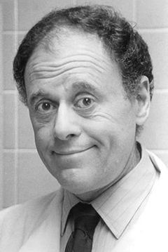 Bob Dishy interpreta Dr. Paul Showalter