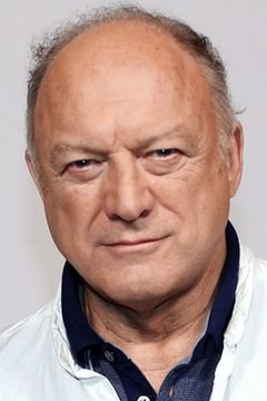 John Doman interpreta Dr. Baron