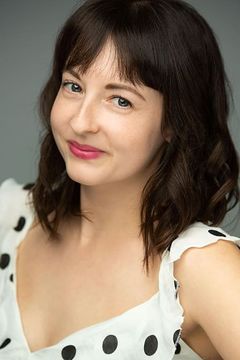 Chloe Wade interpreta Front Desk