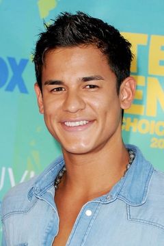 Bronson Pelletier interpreta Jared Cameron